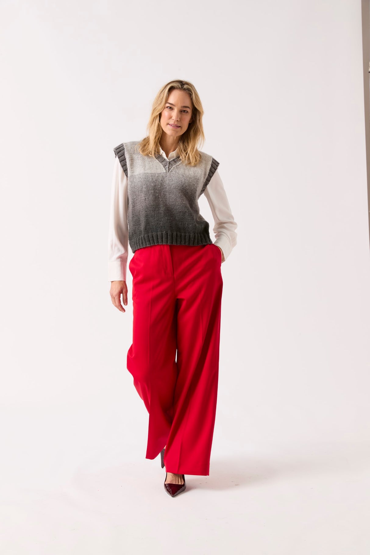 Sirdar Jewelspun Ombre Aran Vest In Show Pullover Pattern 10844