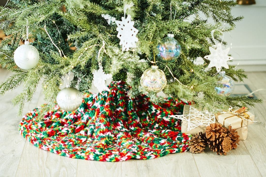 Stylecraft Winter Magic Super Chunky Christmas Tree Skirt & Stocking Pattern 10029